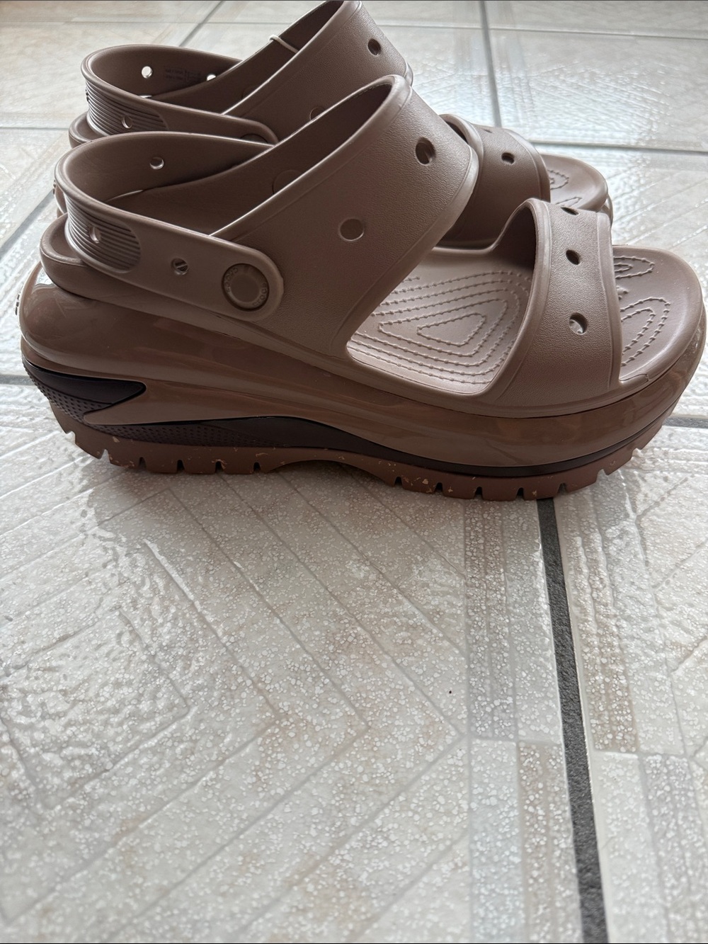CROCS Woman’s beige size 10 W Sandel - Picture 5 of 12